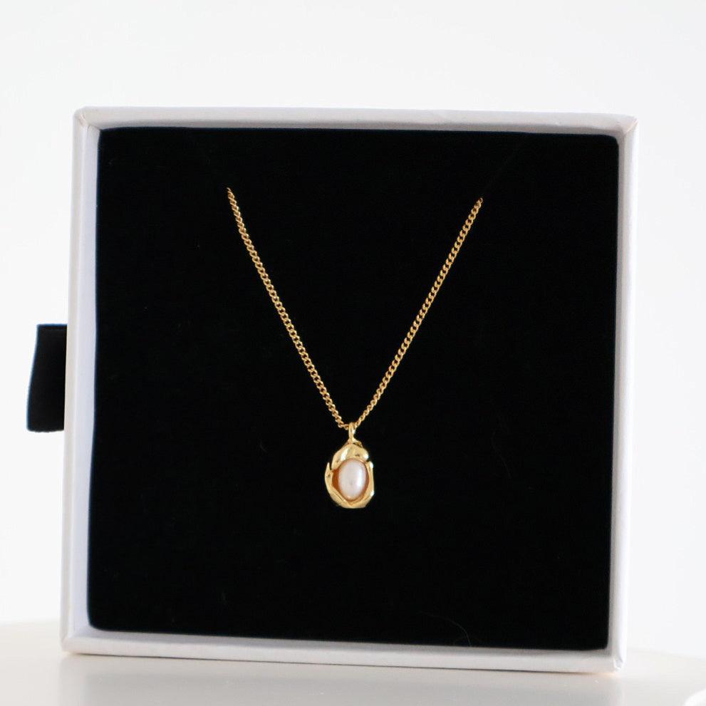 Gold-plated Freshwater Pearl Necklace – Timeless elegance in every detail. Elevate your style with these lustrous pearls.