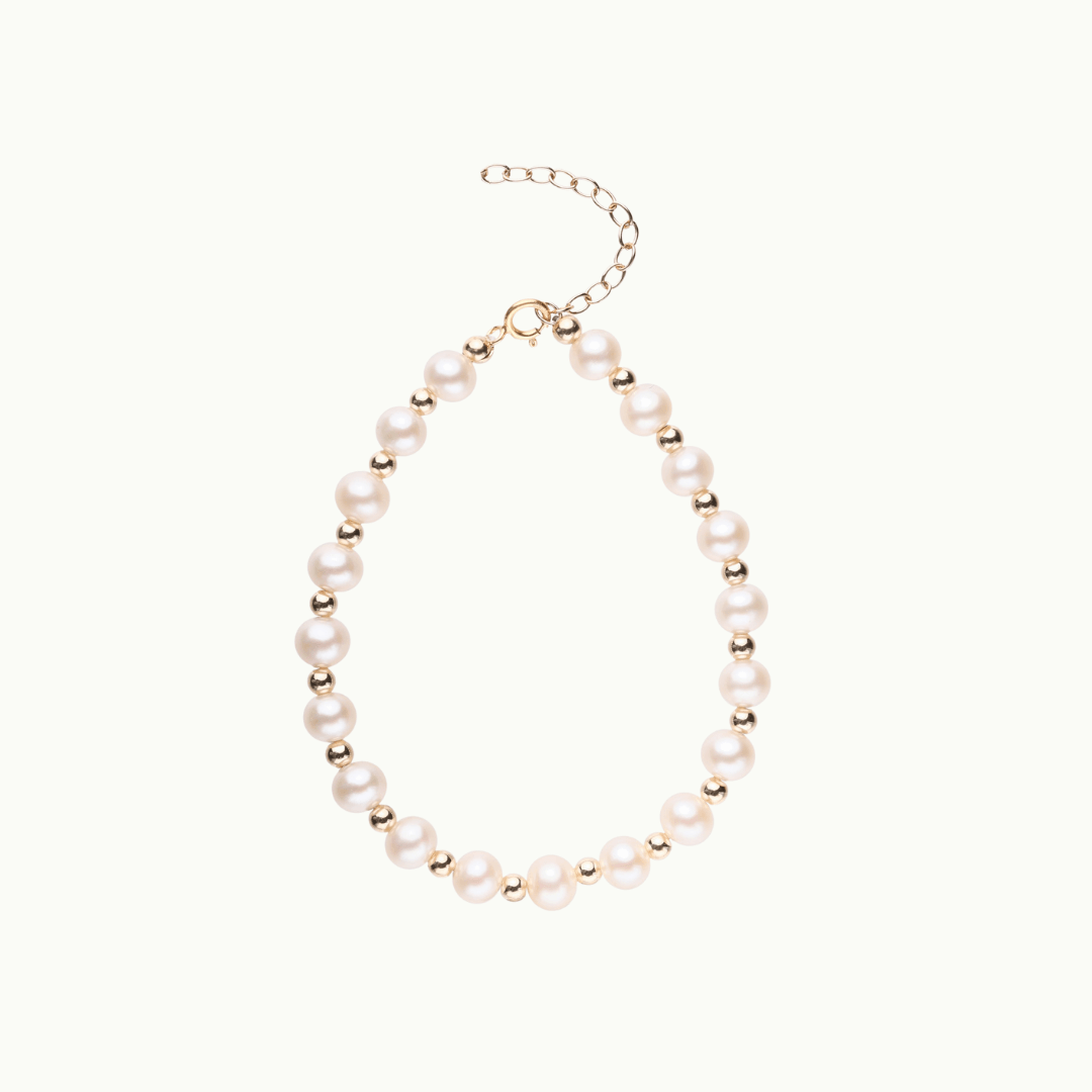 Gold-plated Freshwater Pearl bracelets – Timeless elegance in every detail. Elevate your style with these lustrous pearls.
