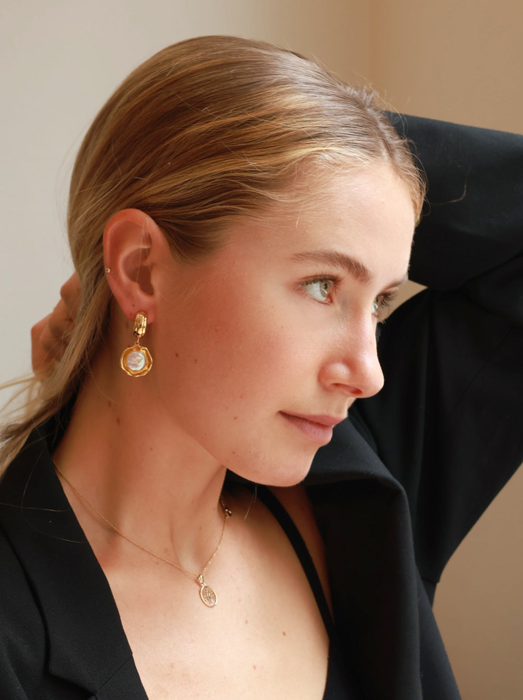 Gold-plated Freshwater Pearl Earrings – Timeless elegance in every detail. Elevate your style with these lustrous pearls, expertly plated in radiant gold.