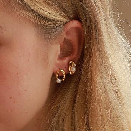 Gold-plated Freshwater Pearl Earrings – Timeless elegance in every detail. Elevate your style with these lustrous pearls.