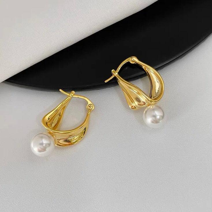 Gold-plated Freshwater Pearl Earrings – Timeless elegance in every detail. Elevate your style with these lustrous pearls, expertly plated in radiant gold.