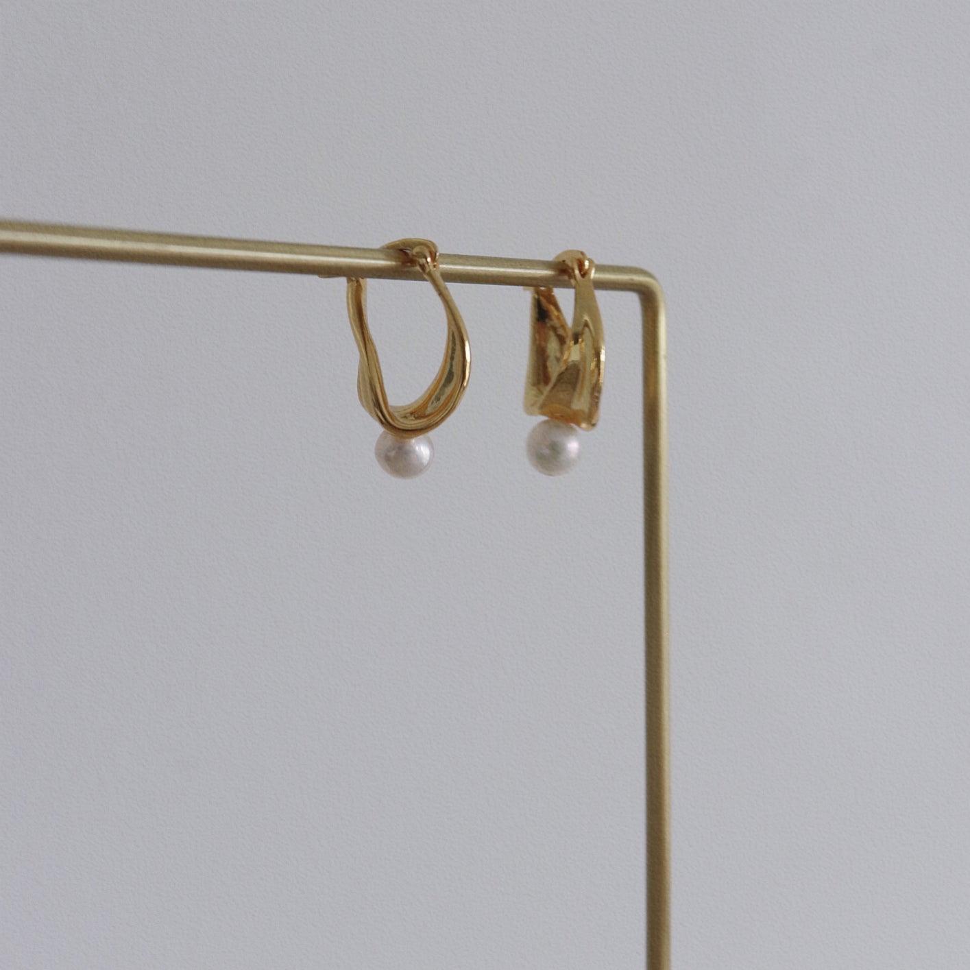 Gold-plated Freshwater Pearl Earrings – Timeless elegance in every detail. Elevate your style with these lustrous pearls, expertly plated in radiant gold.