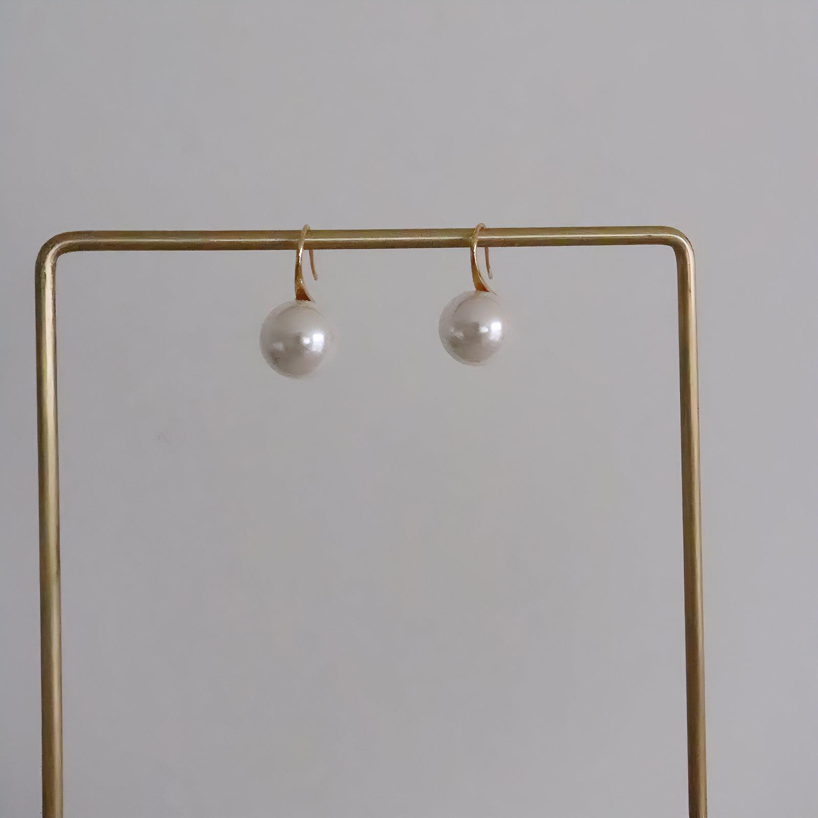 Gold-plated Freshwater Pearl Earrings – Timeless elegance in every detail. Elevate your style with these lustrous pearls, expertly plated in radiant gold.