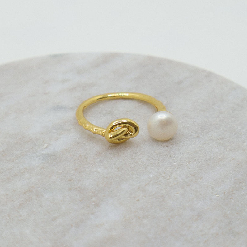 Gold-plated Freshwater Pearl rings – Timeless elegance in every detail. Elevate your style with these lustrous pearls.