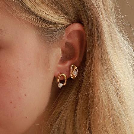 Gold-plated Freshwater Pearl Earrings – Timeless elegance in every detail. Elevate your style with these lustrous pearls.