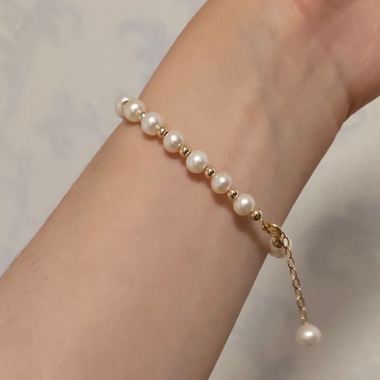 Exquisite Handmade Freshwater Pearl Beaded Bracelet - A Touch of Elegance for Every Occasion